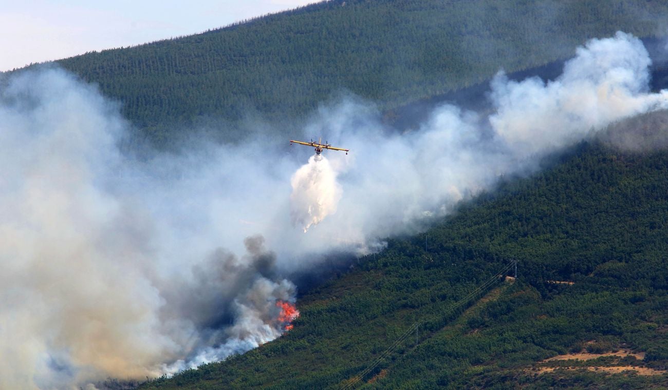 Las llamas avanzan sin control en la zona pese al esfuerzo de 300 efectivos | La lucha desde tierra y aire no evita que las llamas calcinen cuanto encuentran a su paso