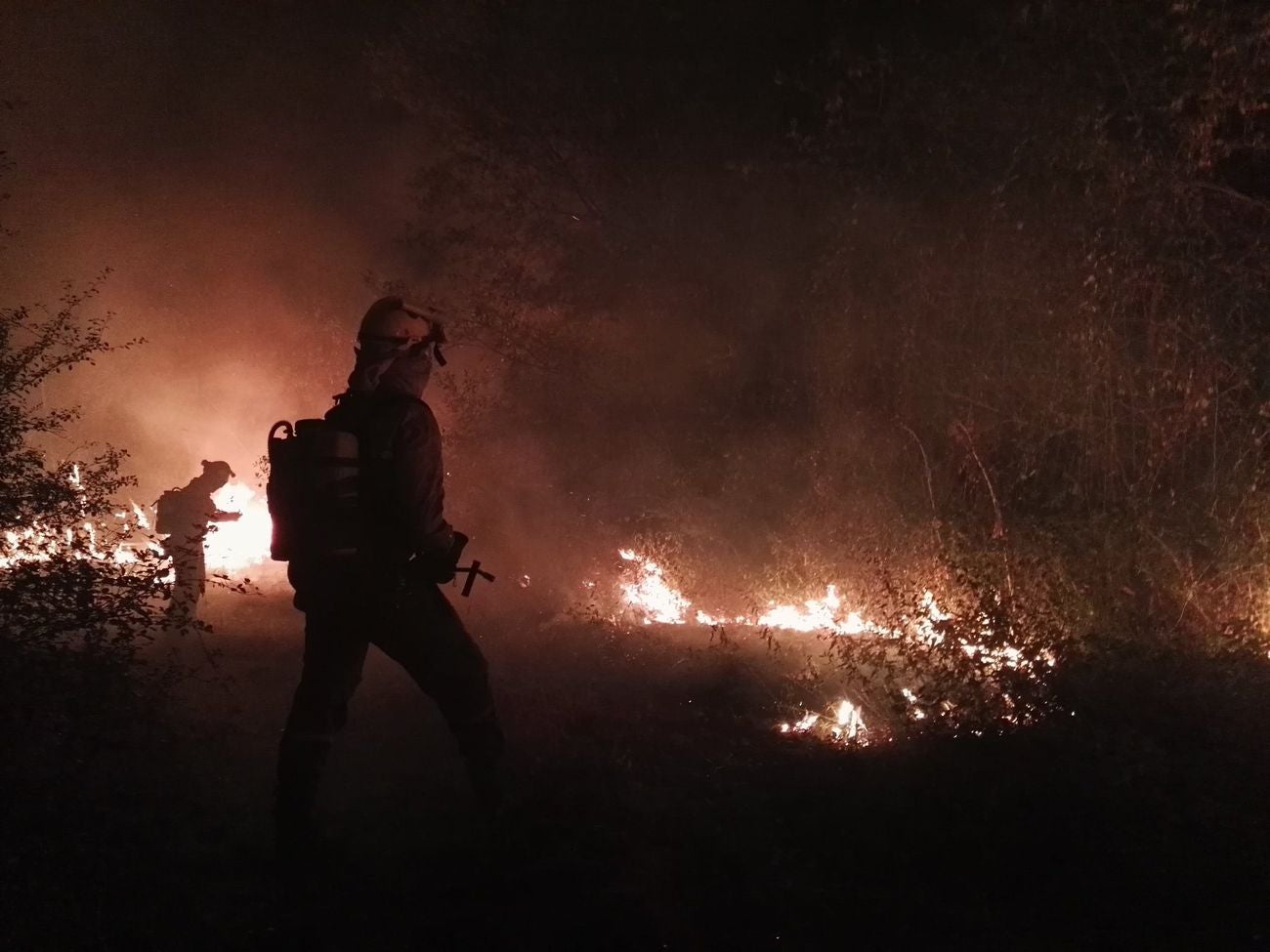 Las llamas avanzan sin control en la zona pese al esfuerzo de 300 efectivos | La lucha desde tierra y aire no evita que las llamas calcinen cuanto encuentran a su paso