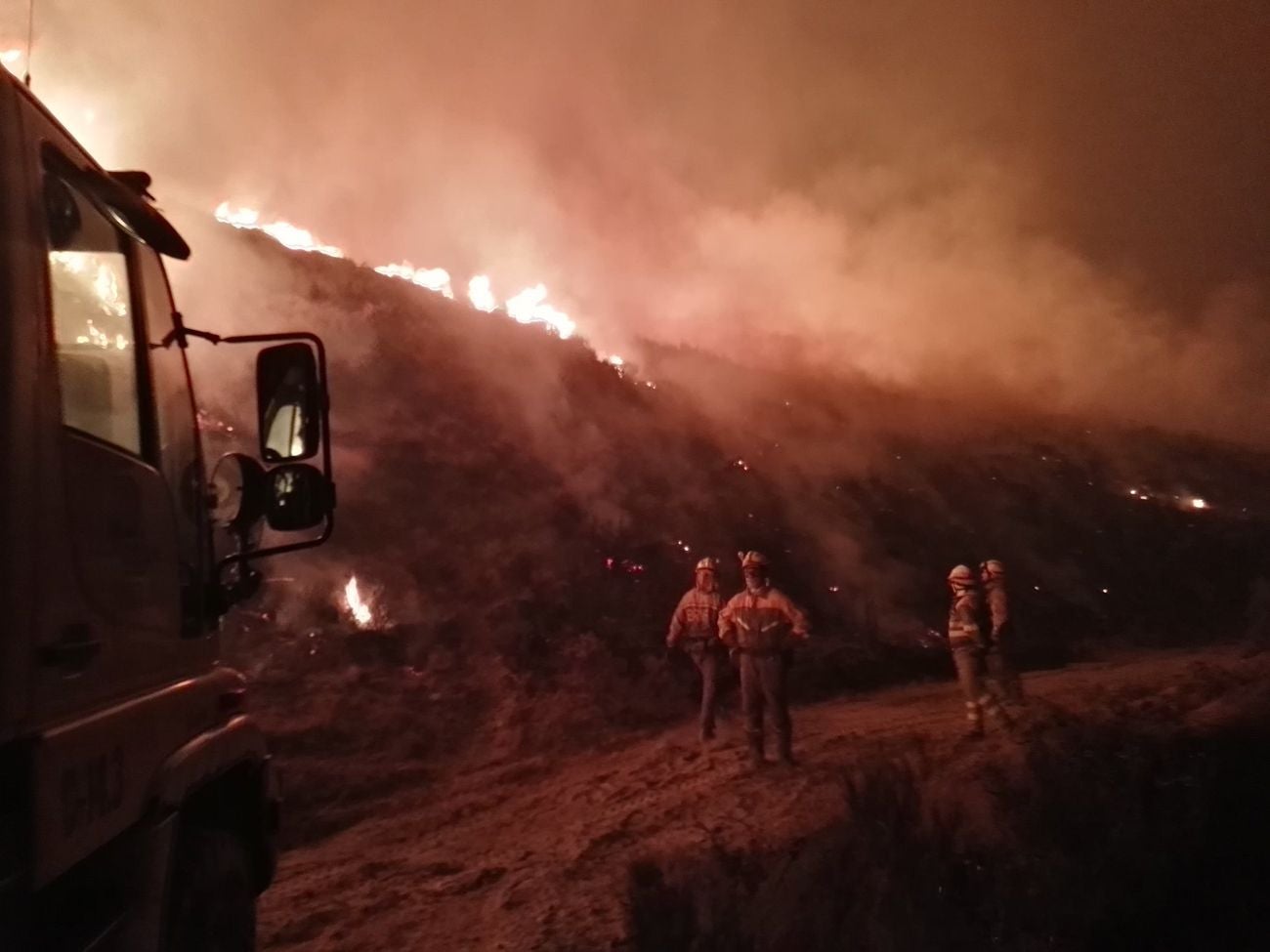 Las llamas avanzan sin control en la zona pese al esfuerzo de 300 efectivos | La lucha desde tierra y aire no evita que las llamas calcinen cuanto encuentran a su paso