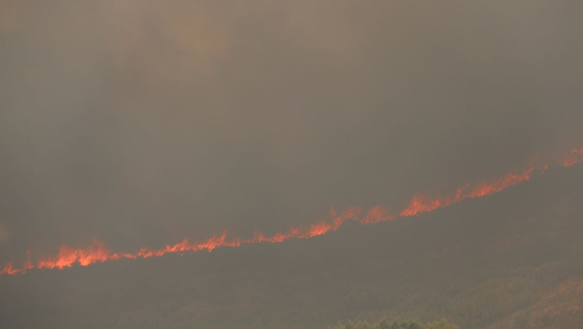 La carretera arde en el alto de Carbajal