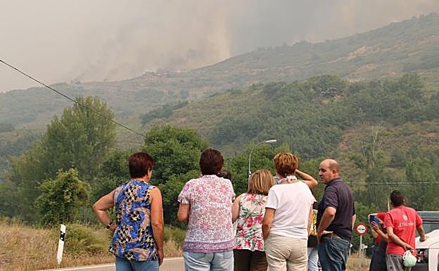 Imagen. Vecinos observan el incendio desde Quintanilla de Losada.