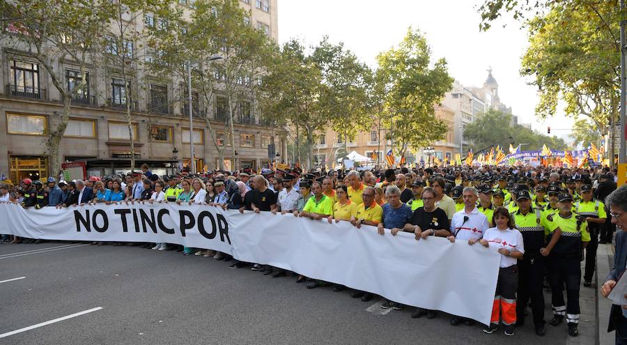 Miles de personas desbordan el paseo de Gràcia y el centro de Barcelona en una manifestación contra el terrorismo tras los atentados de la semana pasada, una protesta bajo el lema "No tinc por" (No tengo miedo) a la que asiste el Rey, el presidente del Gobierno, Mariano Rajoy, y los presidentes autonómicos, entre otras autoridades. 