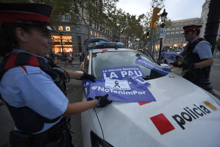 Miles de personas desbordan el paseo de Gràcia y el centro de Barcelona en una manifestación contra el terrorismo tras los atentados de la semana pasada, una protesta bajo el lema "No tinc por" (No tengo miedo) a la que asiste el Rey, el presidente del Gobierno, Mariano Rajoy, y los presidentes autonómicos, entre otras autoridades. 