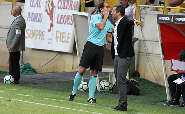 Diego Martínez, durante el partido en León.