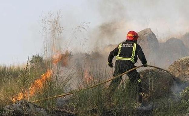 Los bomberos profesionales se oponen a la «privatización» del plan de parques comarcales de la Diputación
