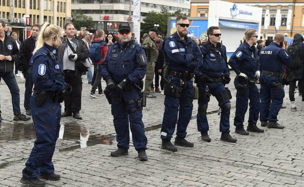 Varios policías finlandeses en Turku.