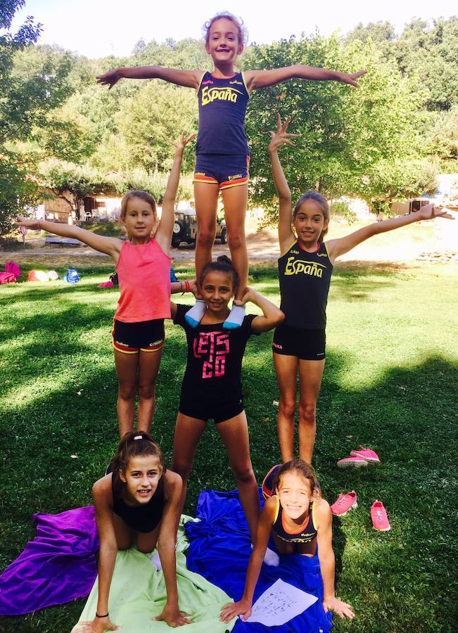 Las niñas de ritmo haciendo AcroSport.