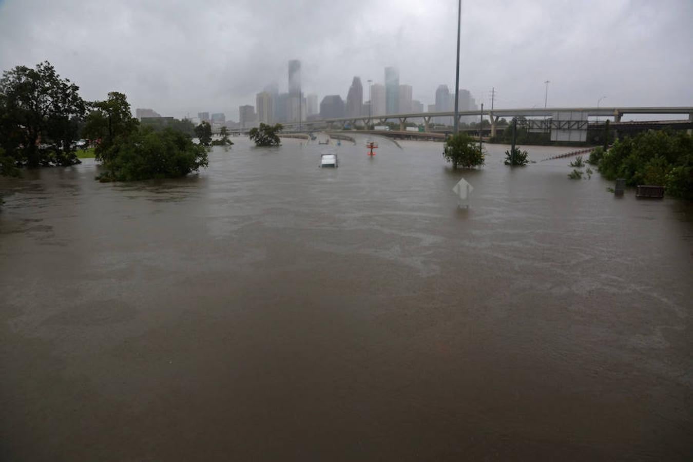 Una autopista interestatal está sumergida por el huracán Harvey.