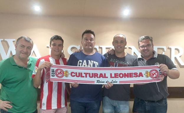 Los nuevos peñistas, en Gijón, con una bufanda de la Cultural y Deportiva Leonesa.