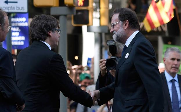 Mariano Rajoy (d.) saluda a Carles Puigdemont (i.).