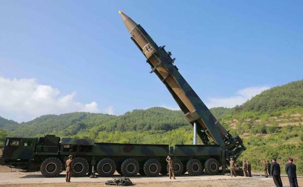 Corea del Norte lanza un misil que sobrevuela Japón.