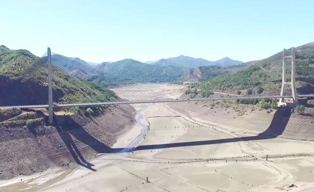 Imagen del pantano de Barrios de Luna.