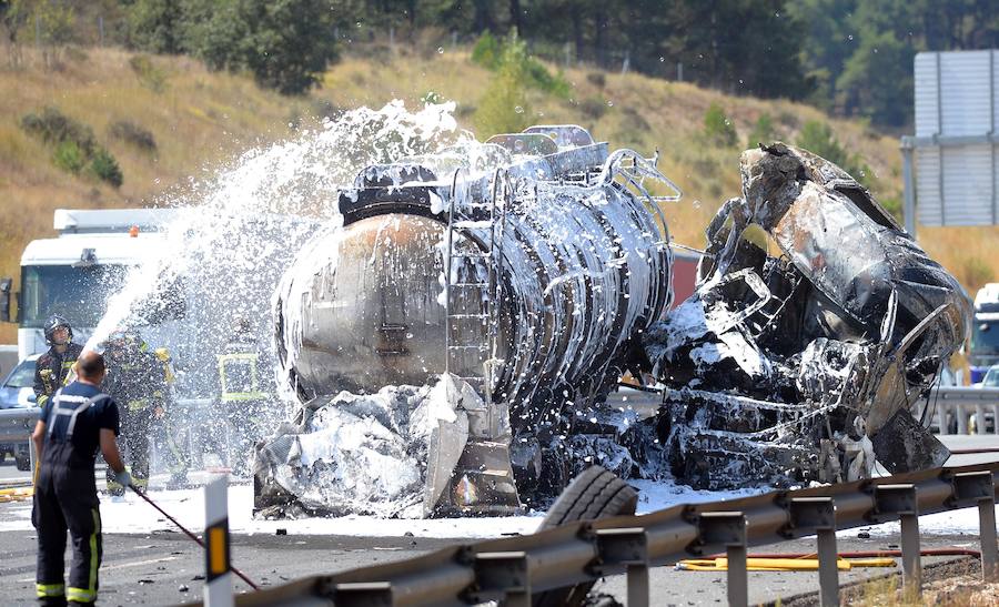 El conductor de un camión muere al arder su vehículo que transportaba mercancía peligrosa tras colisionar con otro en la A-1