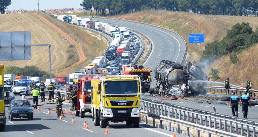 El conductor de un camión muere al arder su vehículo que transportaba mercancía peligrosa tras colisionar con otro en la A-1