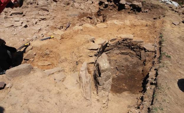 Imagen principal - Campaña arqueológica de Vigaña en la que participaron los alumnos de la ULE. 