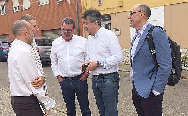 El presidente de la Diputación a su llegada al encuentro mantenido en Carrizo.