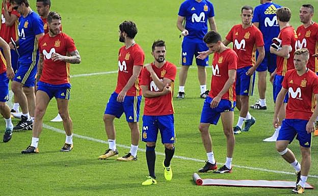 David Villa (c), entre Isco y Bartra durante un enternamiento. 