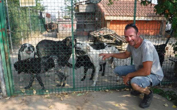 Sury posa con algunos de sus perros en adopción