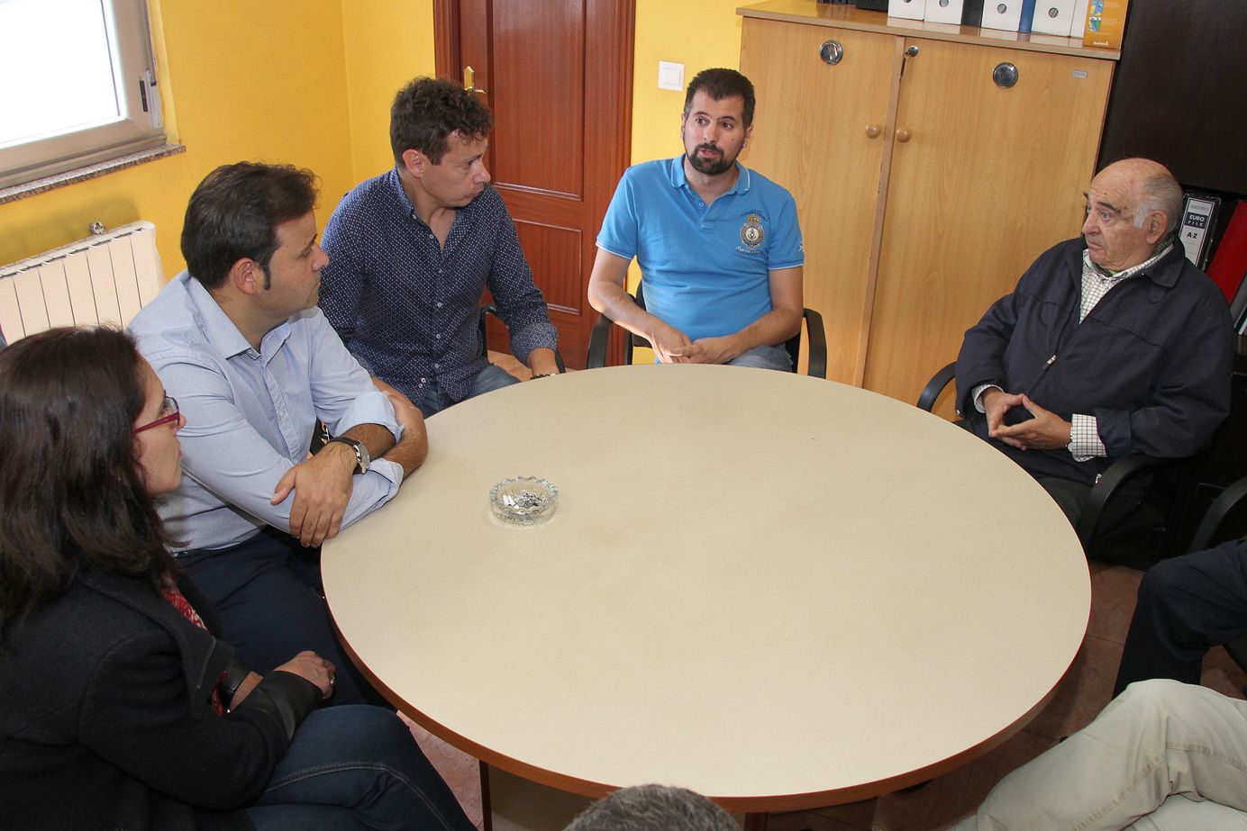 El secretario general del PSOE de Castilla y León, Luis Tudanca, se reúne en Villablino con los comités de empresa de la compañía Hijos de Baldomero García