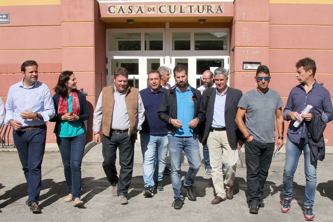 El secretario general del PSOE de Castilla y León, Luis Tudanca, se reúne en Villablino con los comités de empresa de la compañía Hijos de Baldomero García