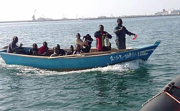Varios inmigrantes a bordo de una patera en aguas de Melilla.