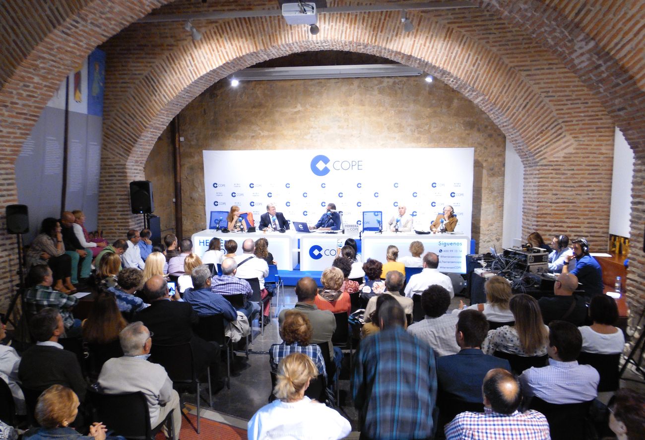 El popular locutor de Cope revela en León un encuentro 'en la cumbre' durante el fin de semana en Babia | En la cita participaron, entre otros, el expresidente Rodríguez Zapatero, el alcalde Antonio Silván y el propio locutor