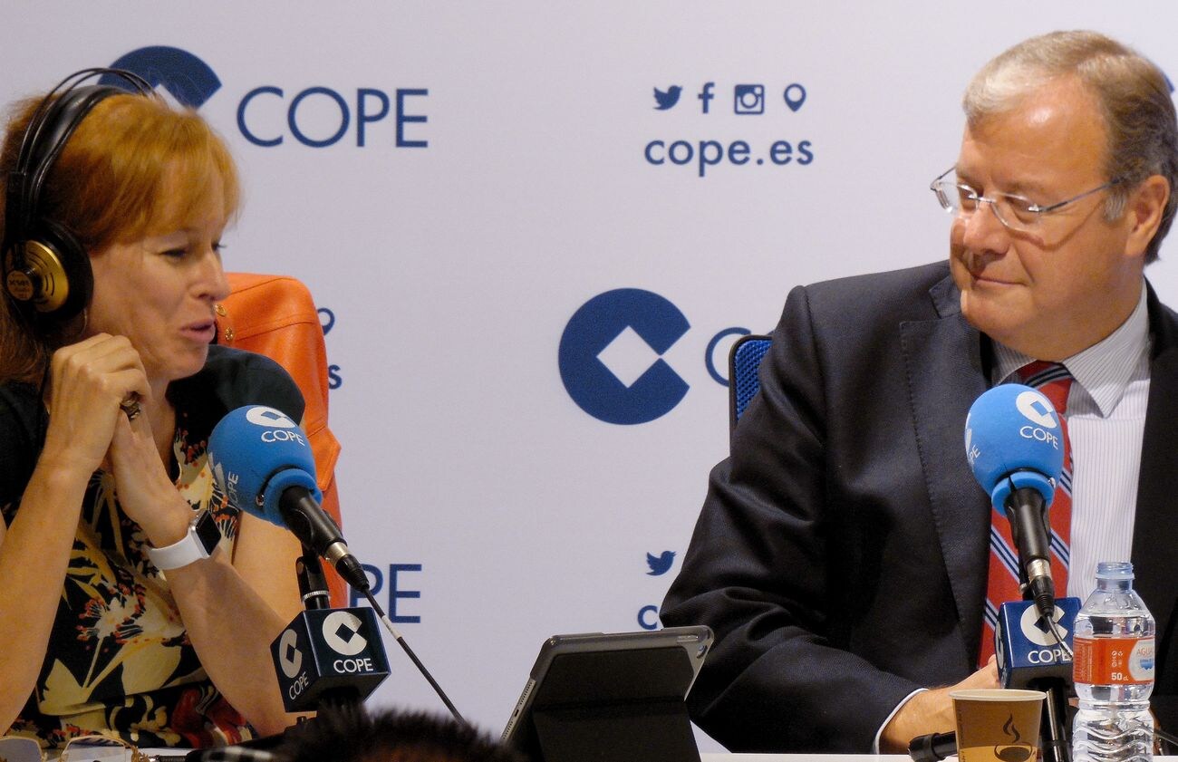 El popular locutor de Cope revela en León un encuentro 'en la cumbre' durante el fin de semana en Babia | En la cita participaron, entre otros, el expresidente Rodríguez Zapatero, el alcalde Antonio Silván y el propio locutor