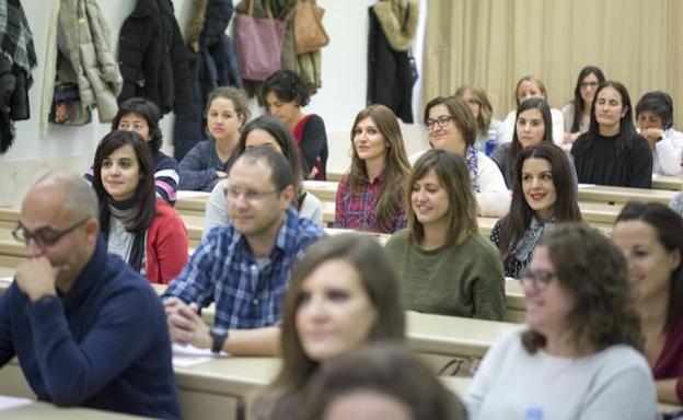 Alumnos esperando para realizar una prueba.