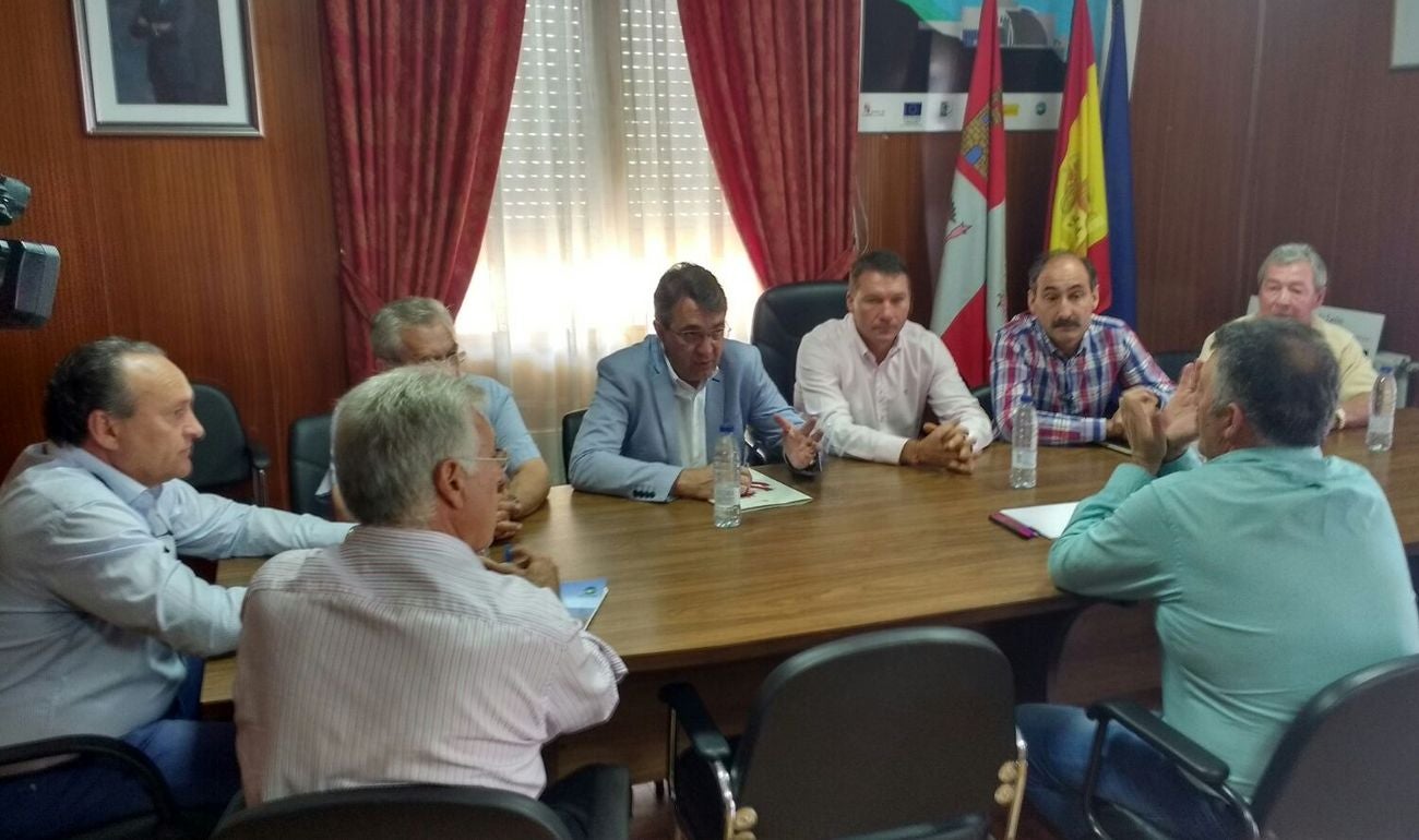 El presidente de la Diputación de León visita el municipio de Encinedo para conocer los daños ocasionados por el incendio en La Cabrera