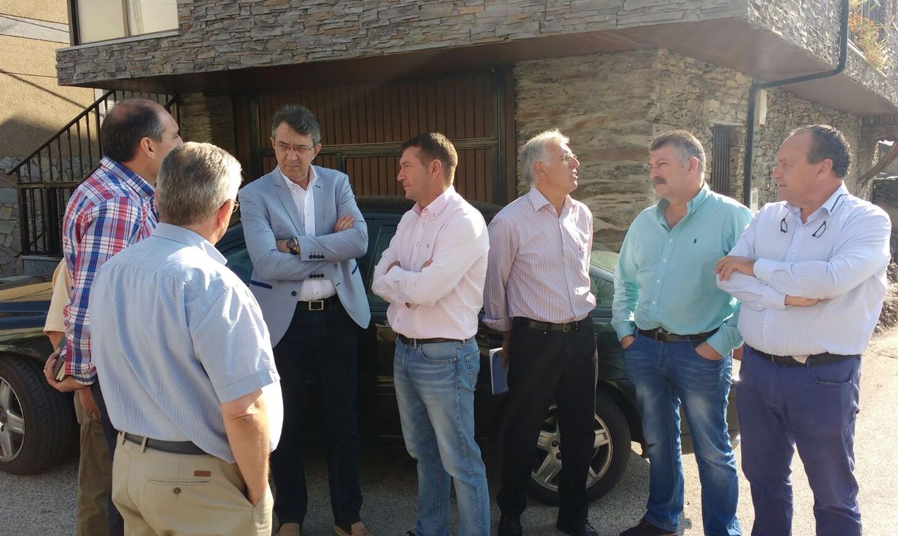 El presidente de la Diputación de León visita el municipio de Encinedo para conocer los daños ocasionados por el incendio en La Cabrera