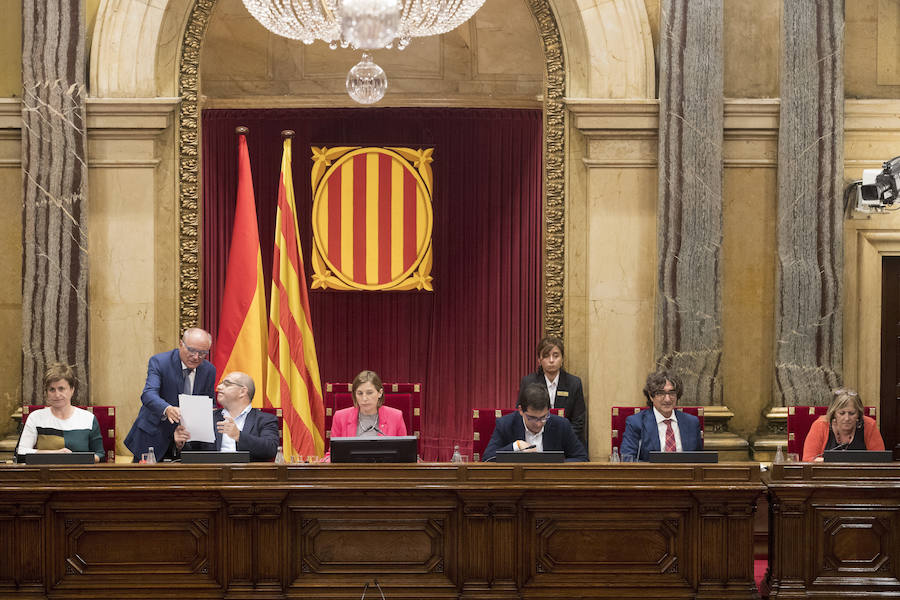 El Parlamento de Cataluña aprobó este miércoles una ley para convocar para el 1 de octubre un referéndum de secesión de España, que el Gobierno central considera inconstitucional y que buscará impedir con todo su arsenal jurídico.