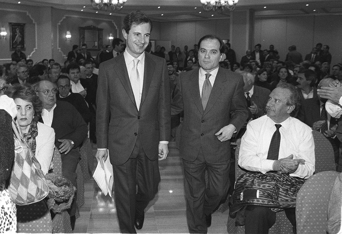 16.04.98 Juan Costa y Tomás Villanueva a su llegada a un acto informativo del Partido Popular sobre la reforma del IRPF. 