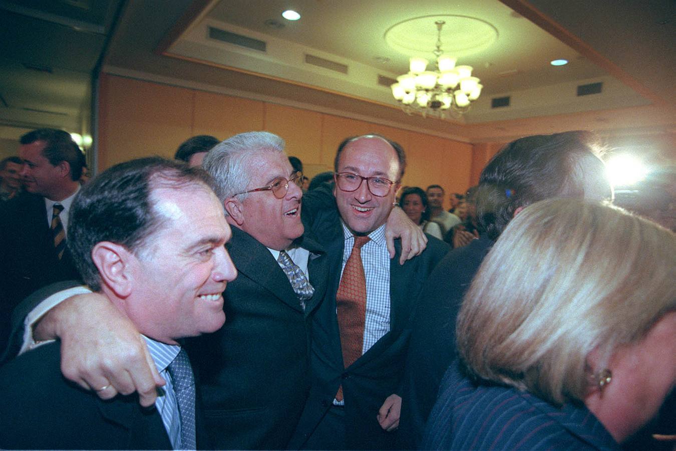 12.03.00 Tomás Villanueva, Emilio Zapatero y Miguel Angel Cortés celebran la mayoría absoluta de PP en las Eecciones Generales del 12 de marzo.