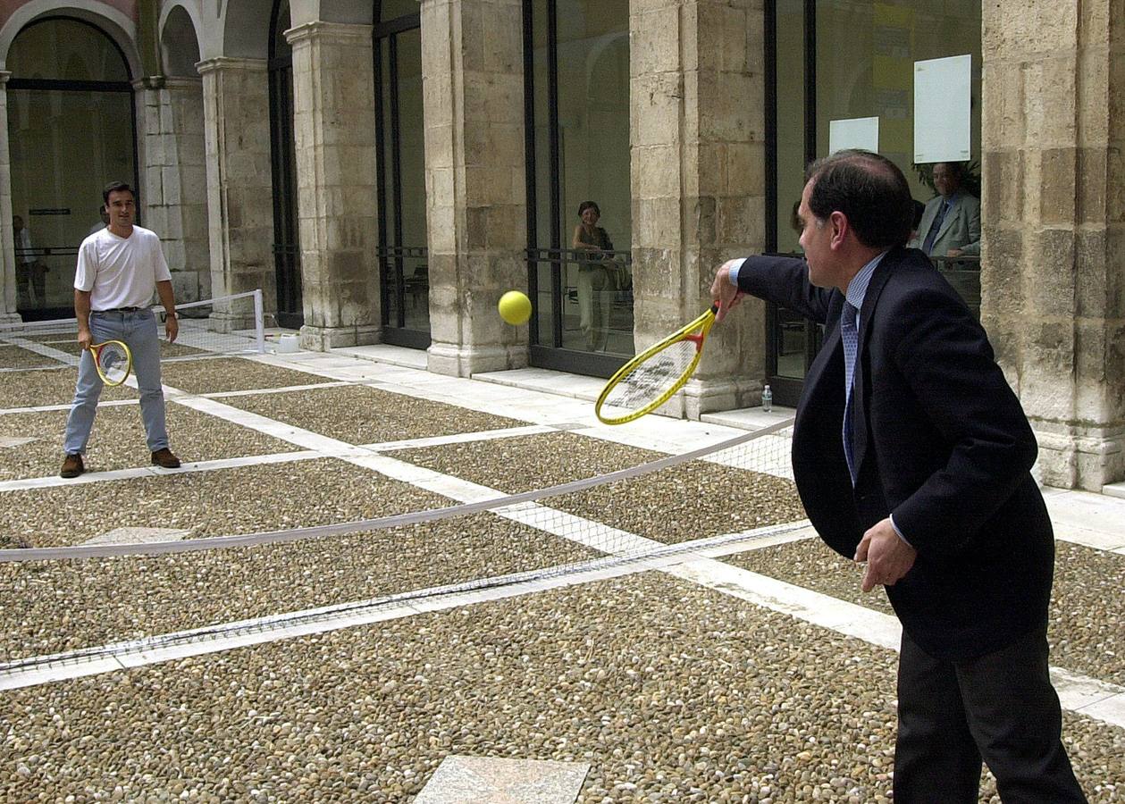 18.07.00 Villanueva, juega al tenis con el tenista Alberto Berasategui durante la presentación hoy en Valladolid de los XV Campeonatos Internacionales de España en Pista Rápida 'Villa de El Espinar'.