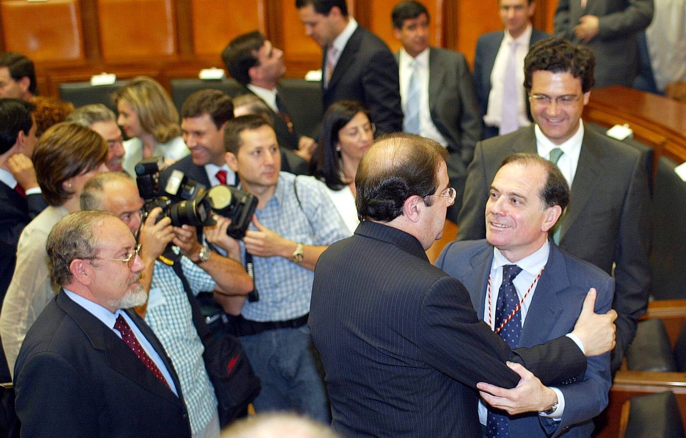 03.07.03 Juan Vicente Herrera, Presidente de la Junta, saluda a Tomás Villanueva, consejero de Economía y Empleo durante la toma de posesión.