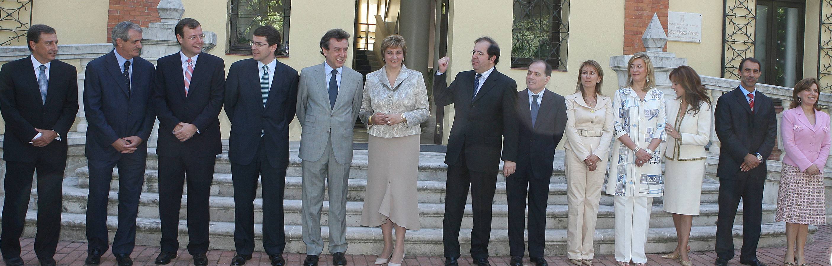 03.07.07 El presidente de la Junta de Castilla y León, Juan Vicente Herrera (c) posa junto a los consejeros del nuevo gobierno regional que le acompañarán para la séptima legislatura.