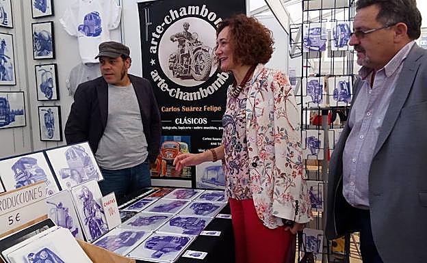 La alcaldesa de Ponferrada, Gloria Fernández Merayo, y el concejal de Comercio, Carlos Fernández, en la inauguración de la feria.
