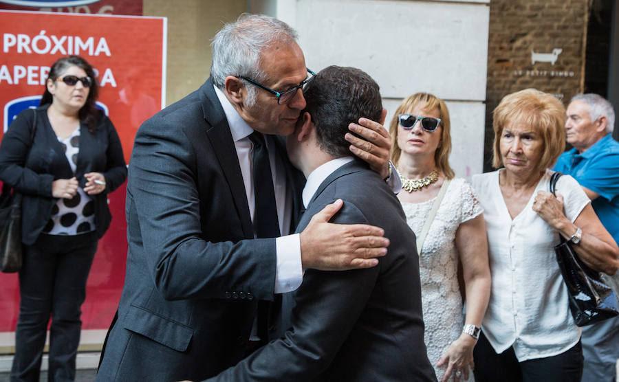 Numerosos políticos y ciudadanos acuden al funeral por el dirigente vallisoletano en la iglesia de Santiago Apóstol de su ciudad