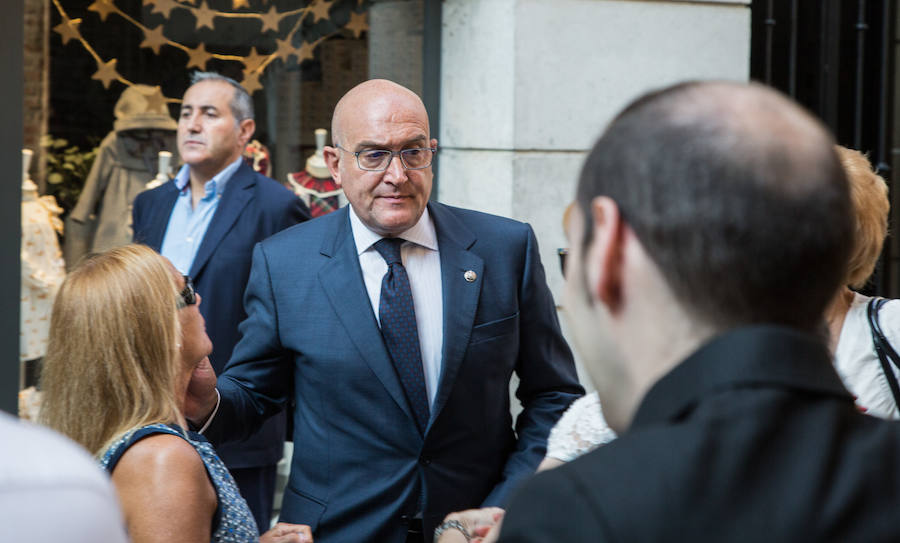 Numerosos políticos y ciudadanos acuden al funeral por el dirigente vallisoletano en la iglesia de Santiago Apóstol de su ciudad