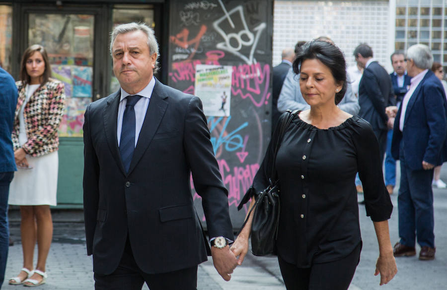 Numerosos políticos y ciudadanos acuden al funeral por el dirigente vallisoletano en la iglesia de Santiago Apóstol de su ciudad