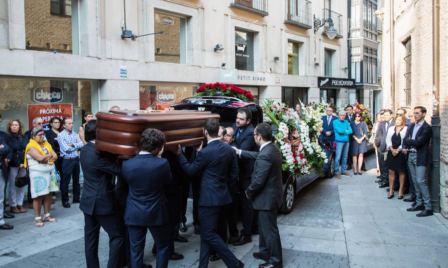 Numerosos políticos y ciudadanos acuden al funeral por el dirigente vallisoletano en la iglesia de Santiago Apóstol de su ciudad