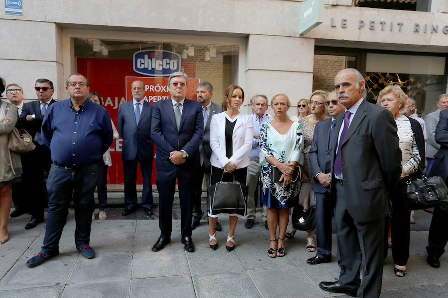 Numerosos políticos y ciudadanos acuden al funeral por el dirigente vallisoletano en la iglesia de Santiago Apóstol de su ciudad