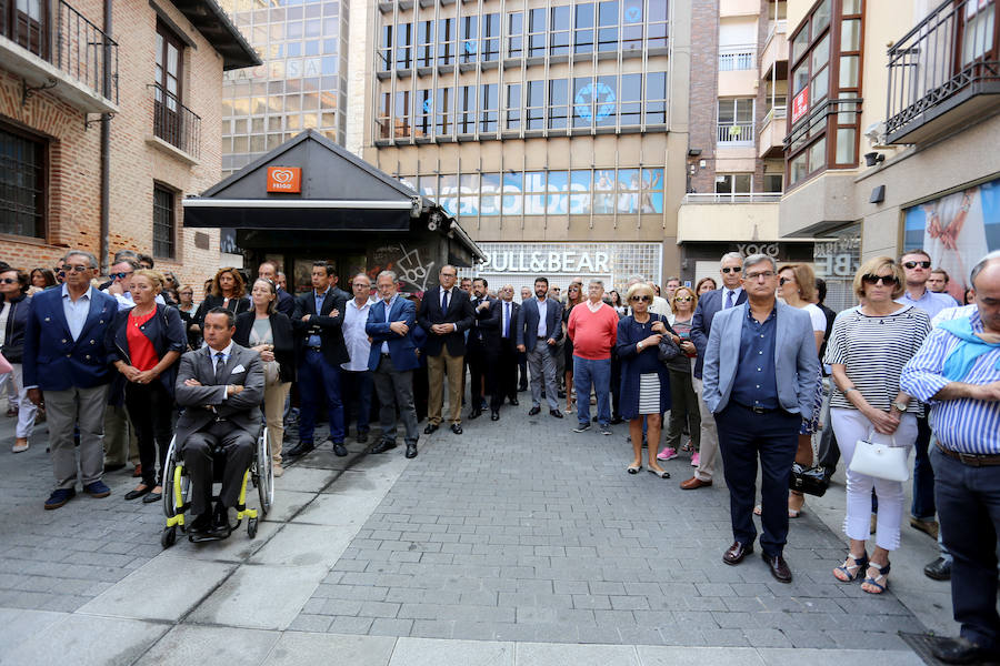 Numerosos políticos y ciudadanos acuden al funeral por el dirigente vallisoletano en la iglesia de Santiago Apóstol de su ciudad