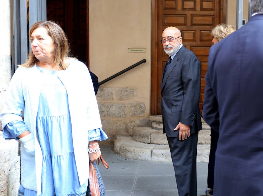 Numerosos políticos y ciudadanos acuden al funeral por el dirigente vallisoletano en la iglesia de Santiago Apóstol de su ciudad