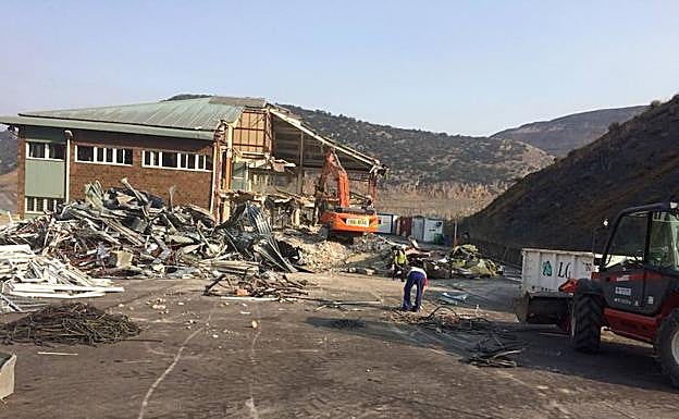 Imagen del derribo de las instalaciones en Santa Lucía. 
