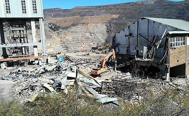 Las tareas de derribo avanzan en los vestuarios y los talleres. 