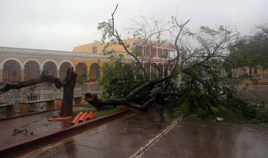 Tres huracanes activos en la cuenca atlántica mantienen en vilo las islas caribeñas, Florida y el este de México. Irma (de categoría 4) avanza hacia Florida, Jose (4) se aproxima hacia las Antillas menores y Katia (2) tocará pronto tierras mexicanas.