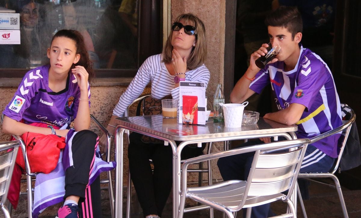 Colorido y buen ambiente en la previa del derbi