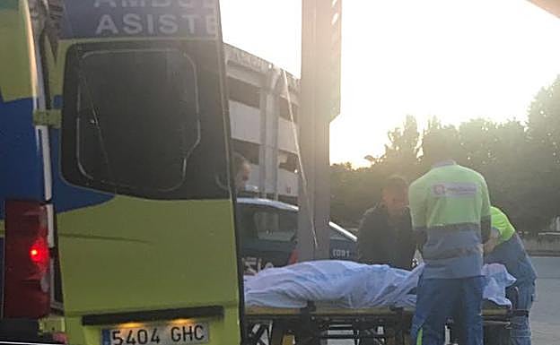 Los equipos de emergencias asistiendo al aficionado.