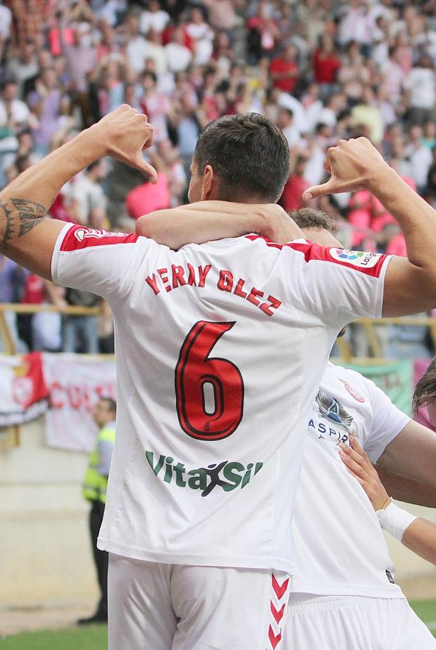 Imagen principal - Yeray celebra su gol, una aficionada anima a su equipo y Julen Colinas aplaude a los aficionados a la conclusión del encuentro ante el Real Valladolid.